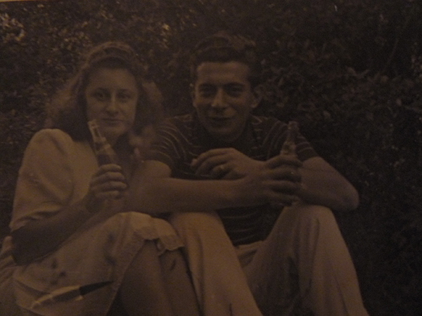 Gino Risecchi con sua moglie giovani mentre consumano una birra